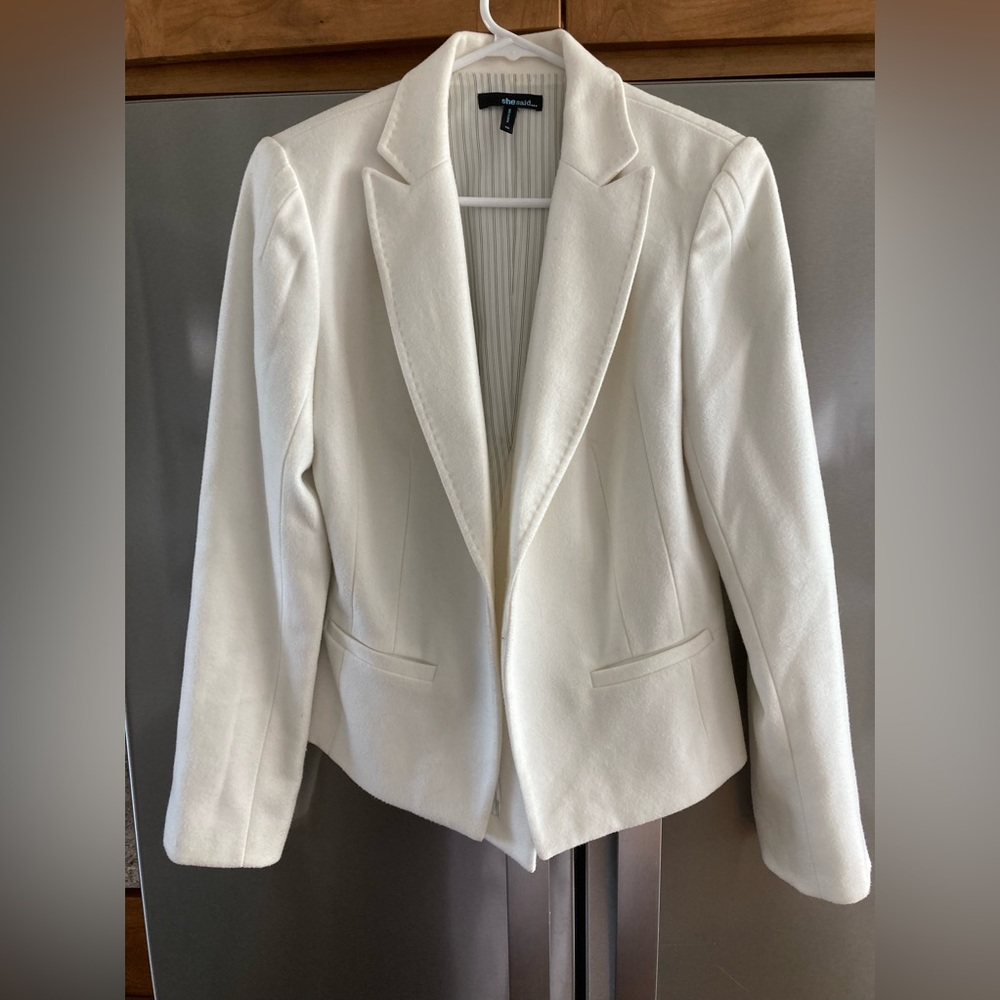 Winter white “tuxedo” blazer with over-stitch detail on lapel. Fully lined.